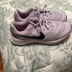 Nike Big Kids’ Revolution 6, light purple, 5 youth